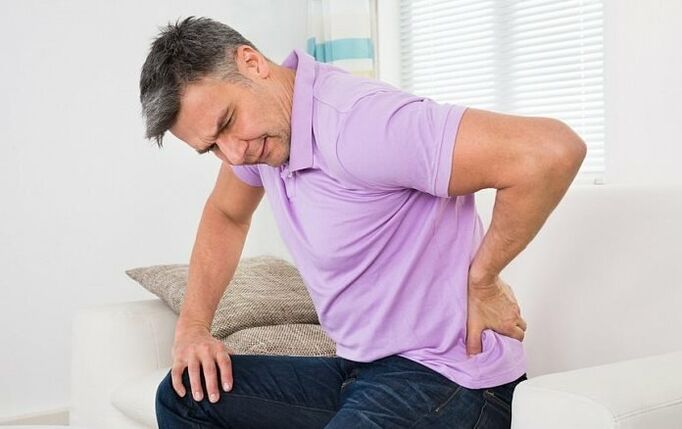 A dor pélvica é um sintoma comum de prostatite crônica em homens