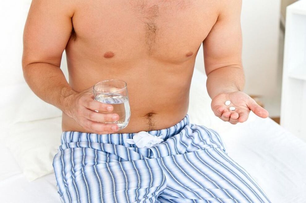 homem toma comprimidos para prostatite