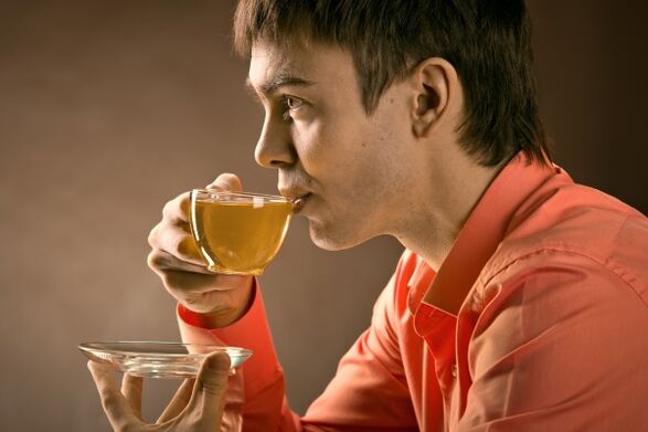 um homem bebe chá de ervas para tratar prostatite